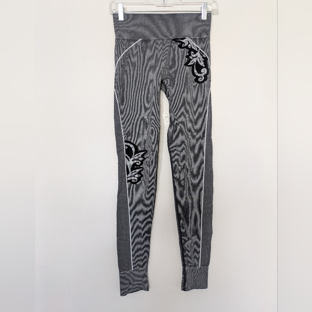 Athleta Women's Black and Gray Patterned Athletic Leggings Sz M
